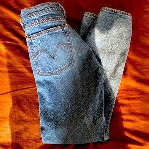 Light Medium wash Levi wedgie jeans